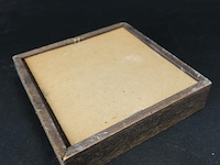 Cloisonne plaque in houten lijst - afbeelding 5 van  5