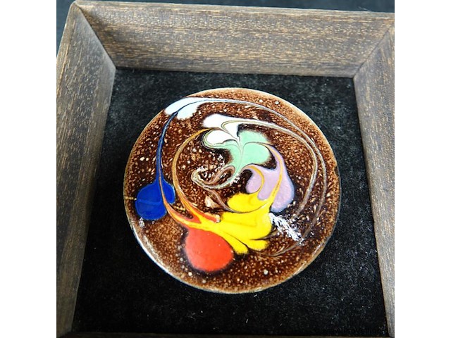 Cloisonne plaque in houten lijst - afbeelding 2 van  5