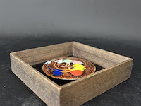 Cloisonne plaque in houten lijst - afbeelding 3 van  5