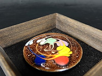 Cloisonne plaque in houten lijst - afbeelding 4 van  5