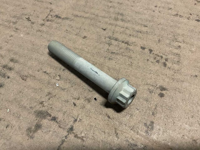 Close tolerance bolt (4x) - afbeelding 1 van  3