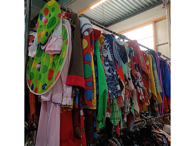 Clowns pakken voor kinderen - afbeelding 1 van  3