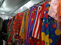 Clowns pakken voor kinderen - afbeelding 2 van  3