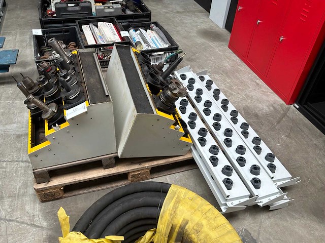 Cnc gereedschapshouders met opbergrekken - afbeelding 1 van  9