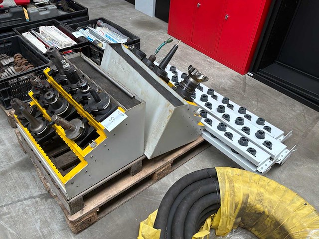 Cnc gereedschapshouders met opbergrekken - afbeelding 2 van  9