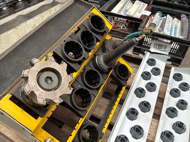 Cnc gereedschapshouders met opbergrekken - afbeelding 7 van  9
