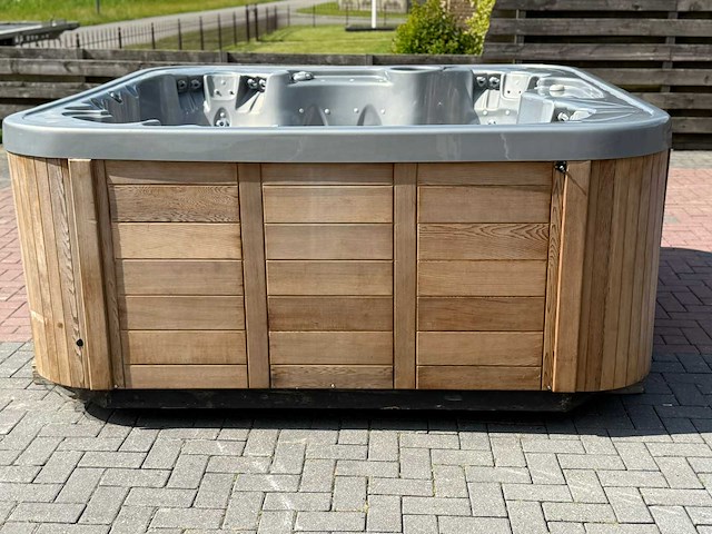 Coast spa 5 persoons jacuzzi en buitenspa - afbeelding 21 van  21