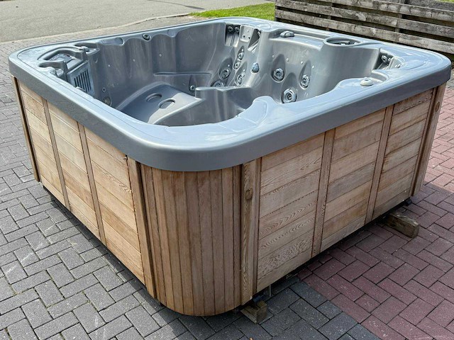 Coast spa 5 persoons jacuzzi en buitenspa - afbeelding 14 van  20