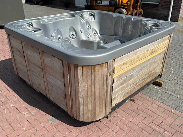 Coast spa 5 persoons jacuzzi en buitenspa - afbeelding 16 van  20
