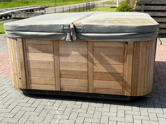 Coast spa 5 persoons jacuzzi en buitenspa - afbeelding 14 van  21