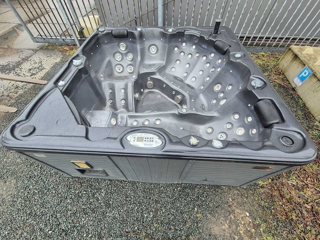 Coast spa 6 persoons jacuzzi en buitenspa - afbeelding 1 van  20