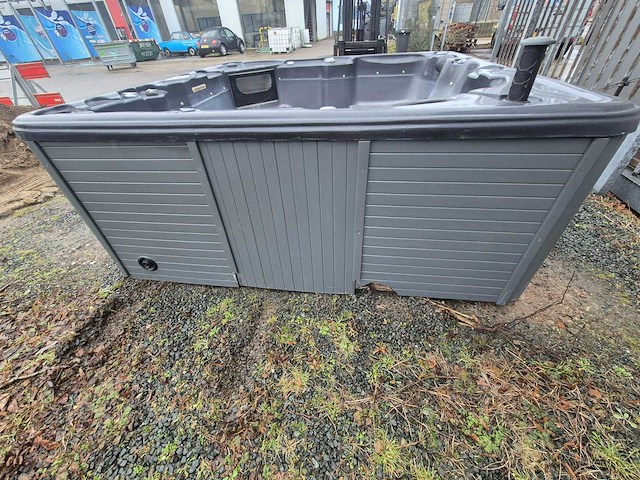 Coast spa 6 persoons jacuzzi en buitenspa - afbeelding 2 van  3