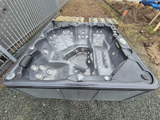 Coast spa 6 persoons jacuzzi en buitenspa - afbeelding 9 van  18