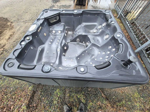 Coast spa 6 persoons jacuzzi en buitenspa - afbeelding 13 van  18