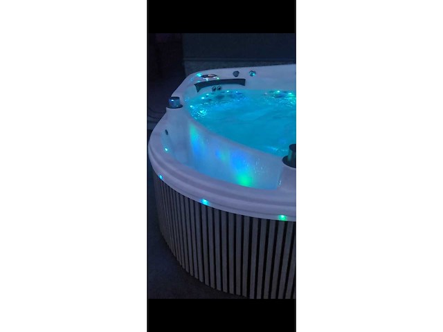 Coast spas - cascade 3 phantom - jacuzzi en buitenspa - afbeelding 1 van  12