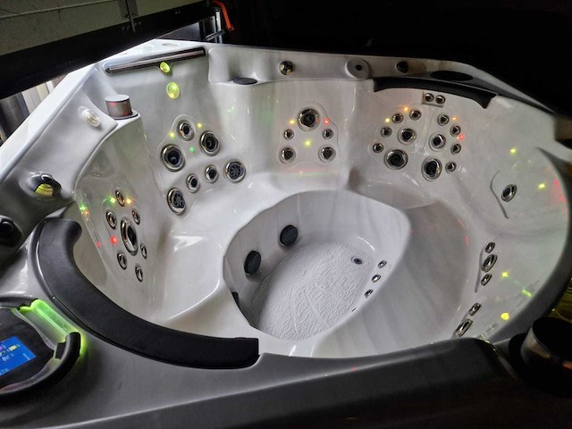 Coast spas - cascade 3 phantom - jacuzzi en buitenspa - afbeelding 8 van  12