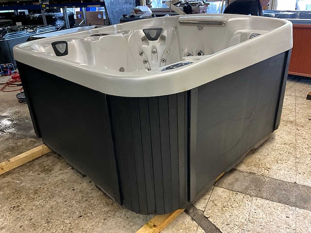 Coast spas jacuzzi - afbeelding 1 van  15
