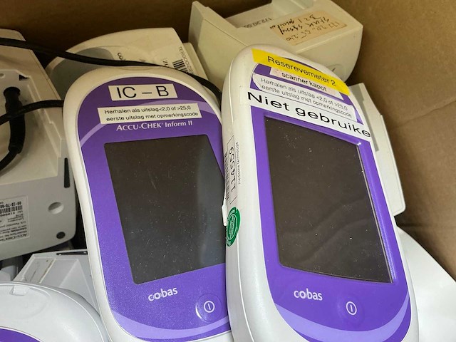 Cobas - accu-check inform ii - bloedglucosemeter 17x en laadstations 9x - afbeelding 2 van  4