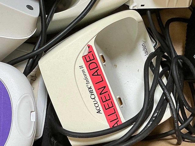 Cobas - accu-check inform ii - bloedglucosemeter 17x en laadstations 9x - afbeelding 4 van  4