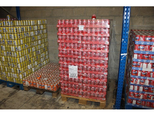 Coca cola. 99 trays a 24 blikken 0,33l. totaal 2376 blikken. tht 9-26. - afbeelding 1 van  3