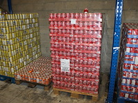 Coca cola. 99 trays a 24 blikken 0,33l. totaal 2376 blikken. tht 9-26. - afbeelding 1 van  3