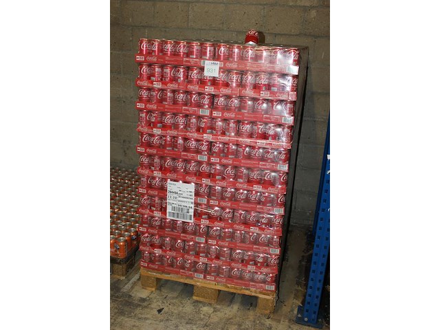 Coca cola. 99 trays a 24 blikken 0,33l. totaal 2376 blikken. tht 9-26. - afbeelding 2 van  3