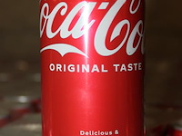 Coca cola. 99 trays a 24 blikken 0,33l. totaal 2376 blikken. tht 9-26. - afbeelding 3 van  3