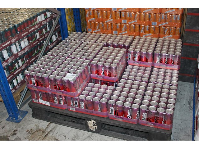 Coca cola cherry zero. 22 trays a 24 blikken 0,33l. totaal 528 blikken. tht 12-25. bod is inclusief 79,20 e... - afbeelding 1 van  2