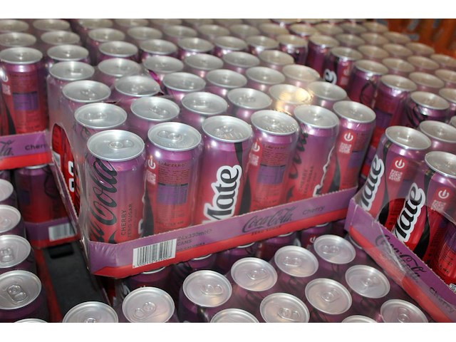 Coca cola cherry zero. 22 trays a 24 blikken 0,33l. totaal 528 blikken. tht 12-25. bod is inclusief 79,20 e... - afbeelding 2 van  2