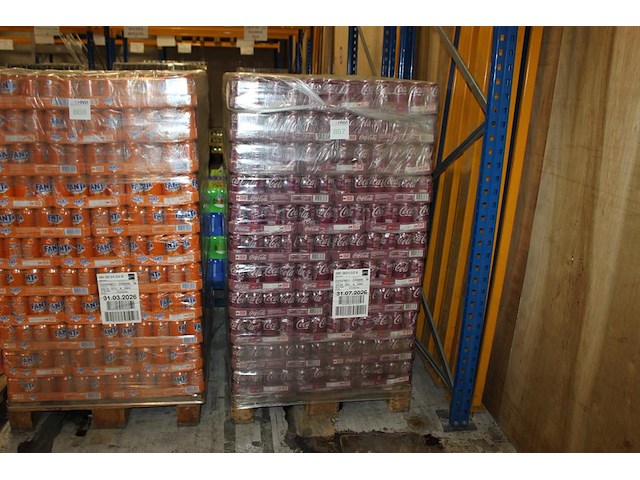 Coca cola chery coke. 99 trays a 24 blikken 0,33l. totaal 2376 blikken. tht 7-26. - afbeelding 1 van  2