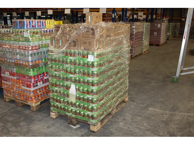 Coca cola lime en maaza in 56 dozen en op 72 tray's in totaal 2176 pakken/blikken. tht oa 10-24 en 8-25. - afbeelding 1 van  2