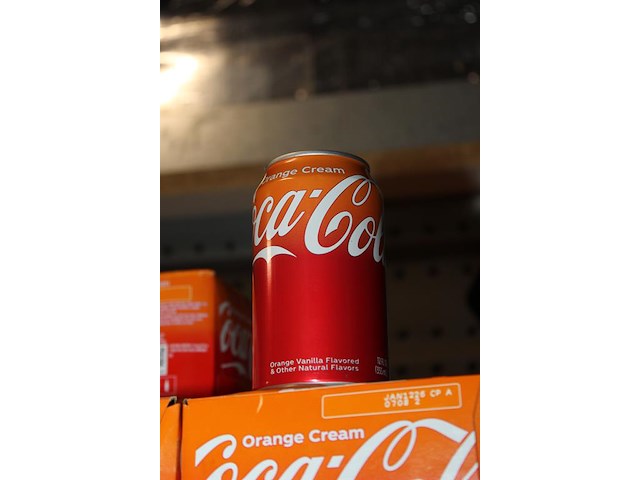 Coca cola orange cream. 208 trays a 12 blikken 0,33l. totaal 2496 blikken. tht 1-26. bod is inclusief 374,4... - afbeelding 3 van  3