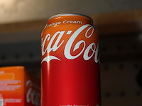 Coca cola orange cream. 208 trays a 12 blikken 0,33l. totaal 2496 blikken. tht 1-26. bod is inclusief 374,4... - afbeelding 3 van  3