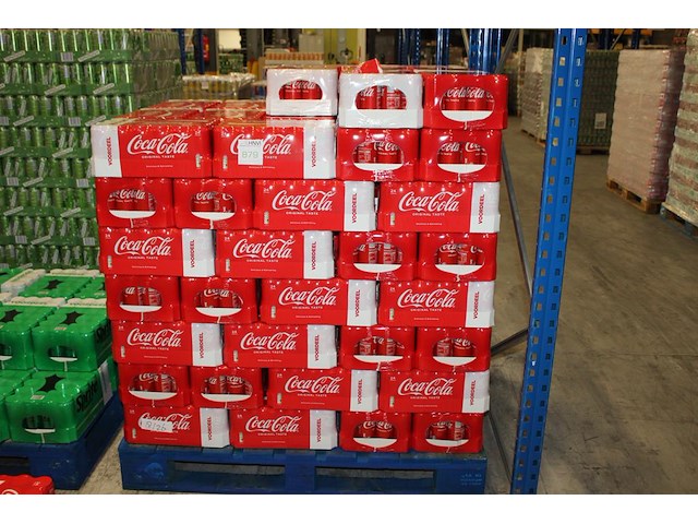 Coca cola original. 98 trays a 24 blikken 0,33l. totaal 2352 blikken. tht 8-26. bod is inclusief 352,80 eur... - afbeelding 1 van  3