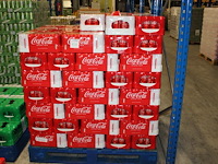 Coca cola original. 98 trays a 24 blikken 0,33l. totaal 2352 blikken. tht 8-26. bod is inclusief 352,80 eur... - afbeelding 1 van  3