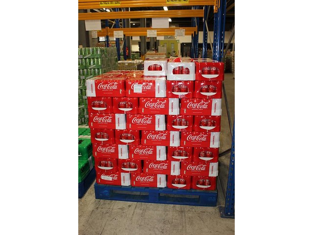 Coca cola original. 98 trays a 24 blikken 0,33l. totaal 2352 blikken. tht 8-26. bod is inclusief 352,80 eur... - afbeelding 2 van  3