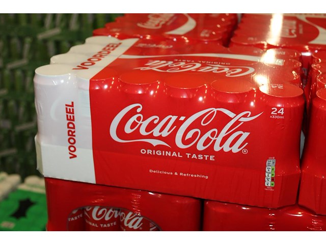 Coca cola original. 98 trays a 24 blikken 0,33l. totaal 2352 blikken. tht 8-26. bod is inclusief 352,80 eur... - afbeelding 3 van  3