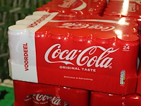 Coca cola original. 98 trays a 24 blikken 0,33l. totaal 2352 blikken. tht 8-26. bod is inclusief 352,80 eur... - afbeelding 3 van  3
