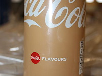 Coca cola vanilla. 99 trays a 24 blikken 0,33l. totaal 2376 blikken. tht 8-26. - afbeelding 3 van  3