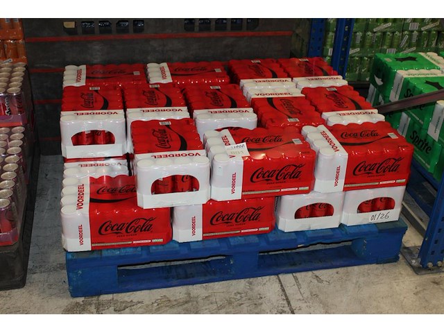 Coca cola zero. 25 trays a 24 blikken 0,33l. totaal 600 blikken. tht 1-26. bod is inclusief 90 euro statieg... - afbeelding 1 van  2