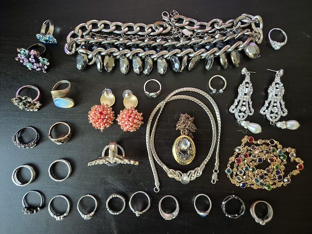 Collectie diverse sieraden - afbeelding 1 van  4