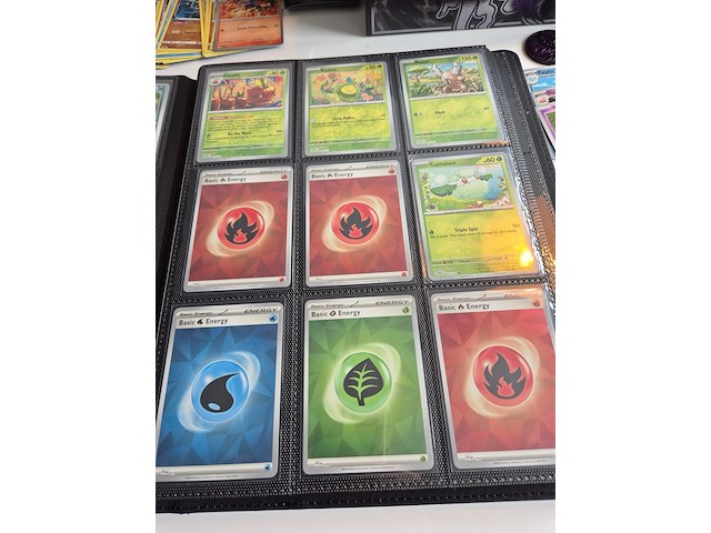 Collectie pokémon kaarten in vezamelmap, o.a. prismatic evolution & pitch black - afbeelding 2 van  16
