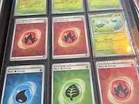 Collectie pokémon kaarten in vezamelmap, o.a. prismatic evolution & pitch black - afbeelding 2 van  16