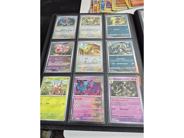 Collectie pokémon kaarten in vezamelmap, o.a. prismatic evolution & pitch black - afbeelding 3 van  16
