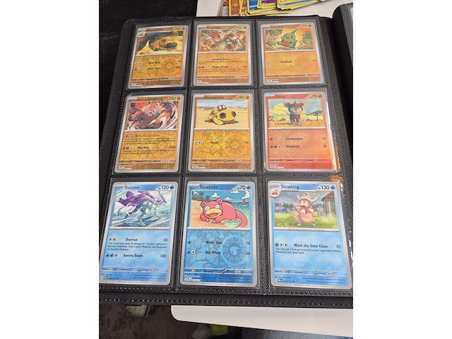 Collectie pokémon kaarten in vezamelmap, o.a. prismatic evolution & pitch black - afbeelding 4 van  16