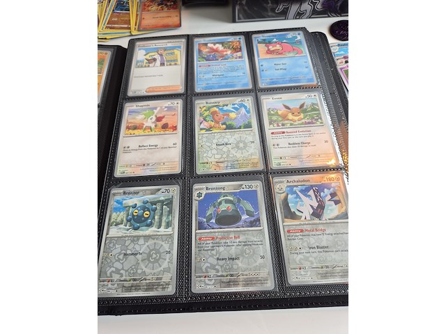 Collectie pokémon kaarten in vezamelmap, o.a. prismatic evolution & pitch black - afbeelding 5 van  16