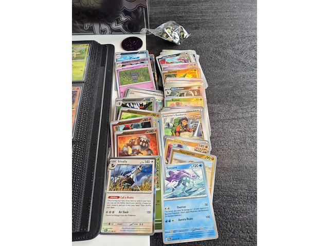 Collectie pokémon kaarten in vezamelmap, o.a. prismatic evolution & pitch black - afbeelding 8 van  16
