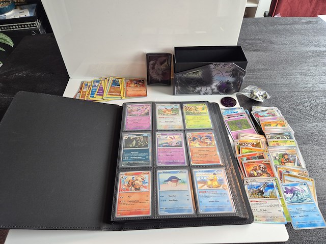 Collectie pokémon kaarten in vezamelmap, o.a. prismatic evolution & pitch black - afbeelding 1 van  16