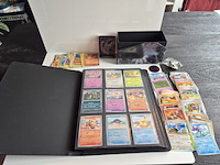Collectie pokémon kaarten in vezamelmap, o.a. prismatic evolution & pitch black