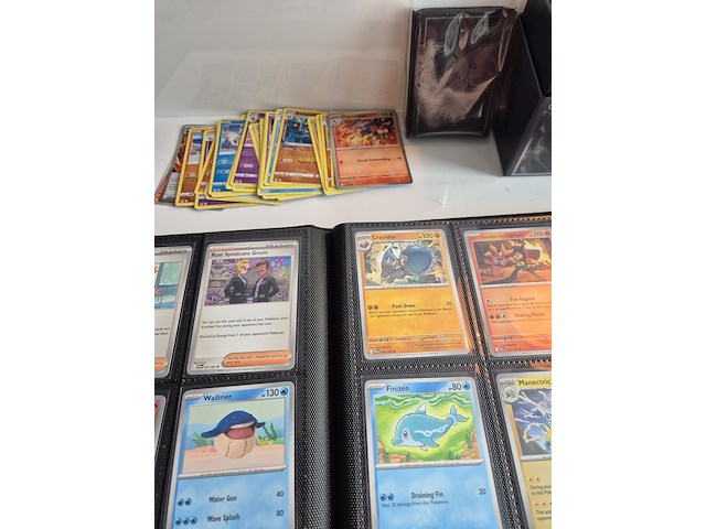 Collectie pokémon kaarten in vezamelmap, o.a. prismatic evolution & pitch black - afbeelding 9 van  16